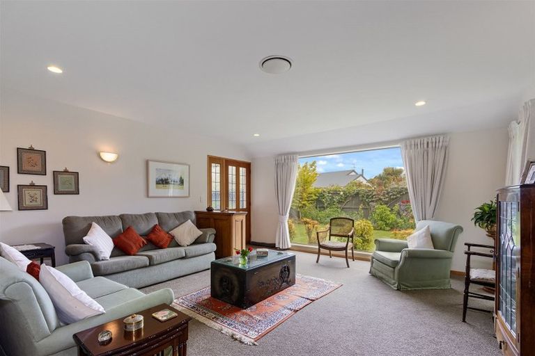 Photo of property in 33 Farnswood Place, Redwood, Christchurch, 8051