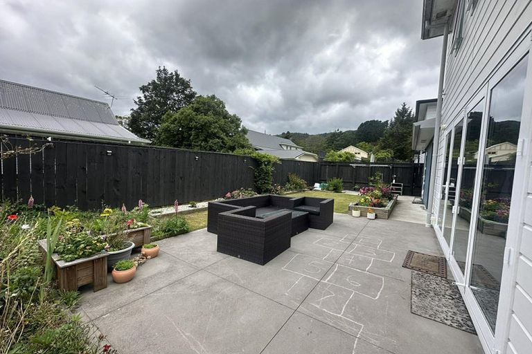 Photo of property in 395 Stokes Valley Road, Stokes Valley, Lower Hutt, 5019