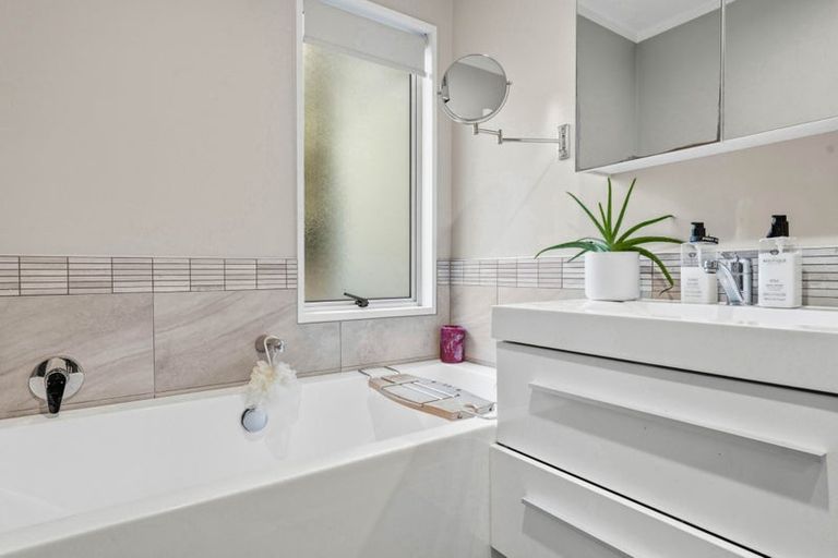 Photo of property in 5 Summerfield Lane, Albany, Auckland, 0632