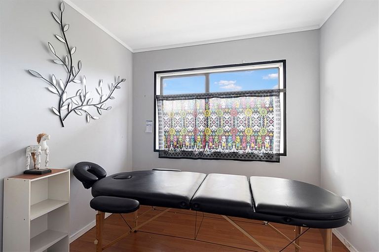 Photo of property in 1/4219 Great North Road, Glendene, Auckland, 0602