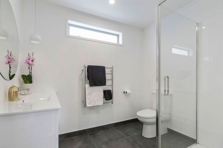 Photo of property in 2/61a Target Road, Totara Vale, Auckland, 0629