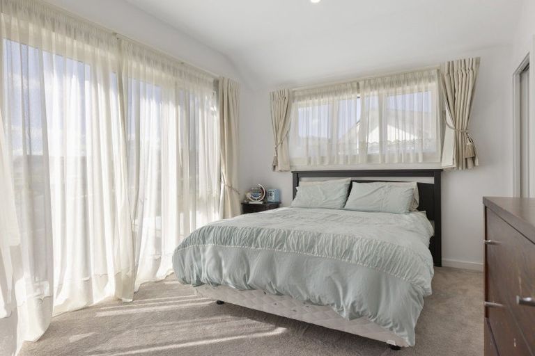 Photo of property in 28 Magnolia Rise, Waipahihi, Taupo, 3330