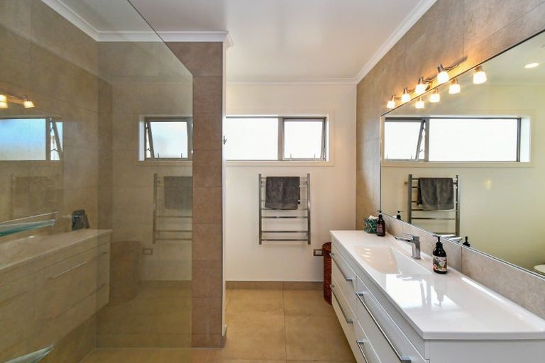 Photo of property in 10 Barsana Place, Pukekohe, 2120