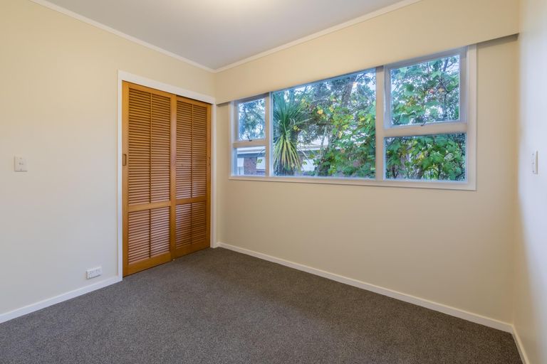Photo of property in 1/7 Tallington Crescent, Torbay, Auckland, 0630