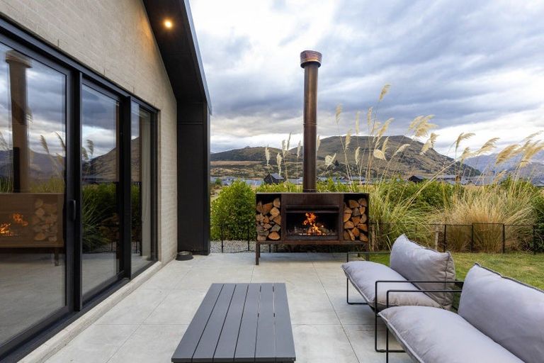 Photo of property in 52 Cunninghams Drive, Jacks Point, Queenstown, 9371