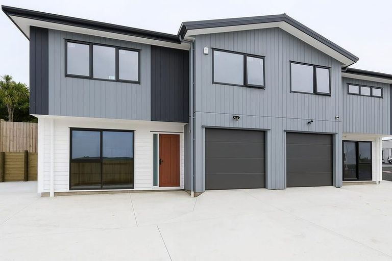 Photo of property in 43 Savoy Road, Glen Eden, Auckland, 0602