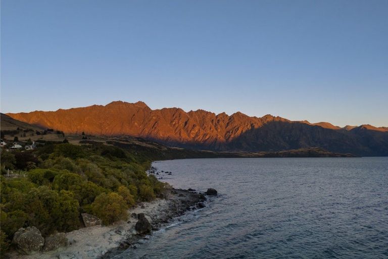 Photo of property in 66 Cedar Drive, Kelvin Heights, Queenstown, 9300