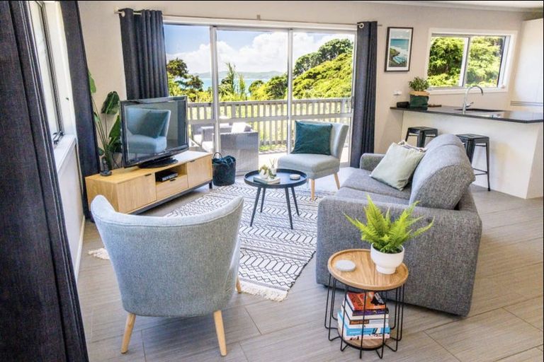 Photo of property in 33 Whaanga Road, Raglan, 3297