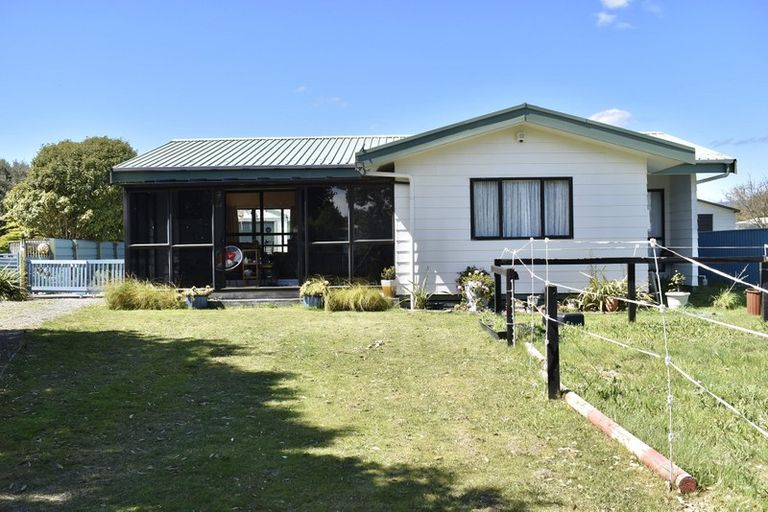 Photo of property in 28 Sarah Street, Waikawa Beach, Levin, 5573