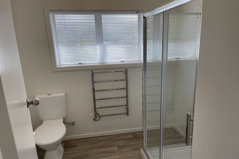 Photo of property in 24 Walton Street, Red Beach, 0932