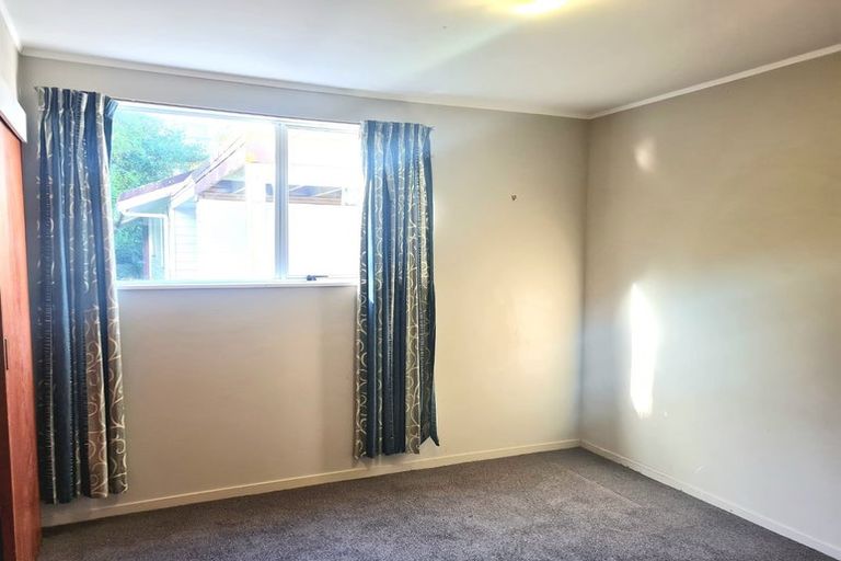Photo of property in 13a Kingsbridge Place, Newlands, Wellington, 6037