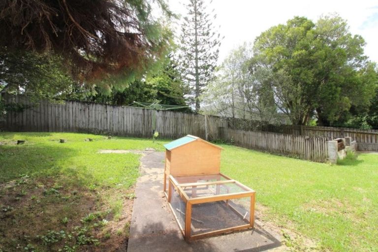 Photo of property in 17 Temuri Place, Glendene, Auckland, 0602