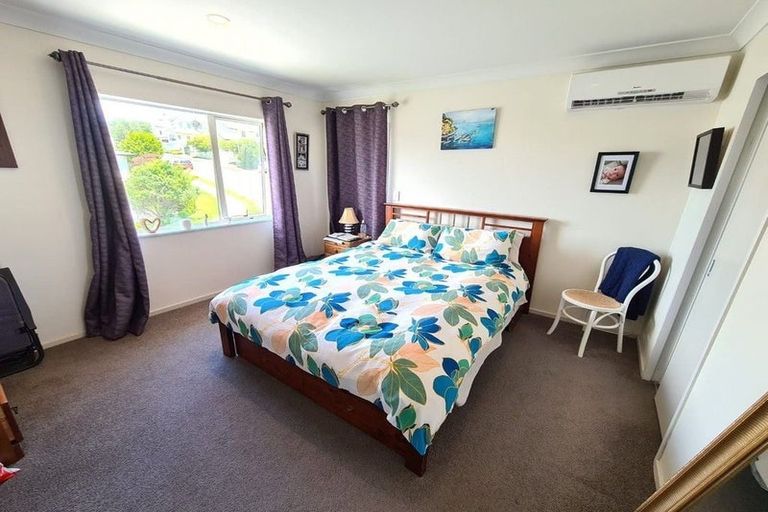Photo of property in 18 Erlestoke Crescent, Churton Park, Wellington, 6037