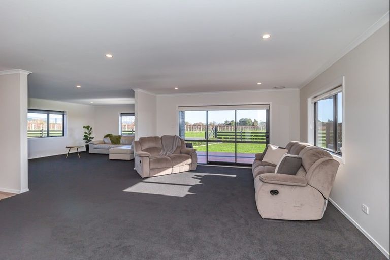 Photo of property in 30 Ohau Gravels Way, Ohau, Levin, 5570