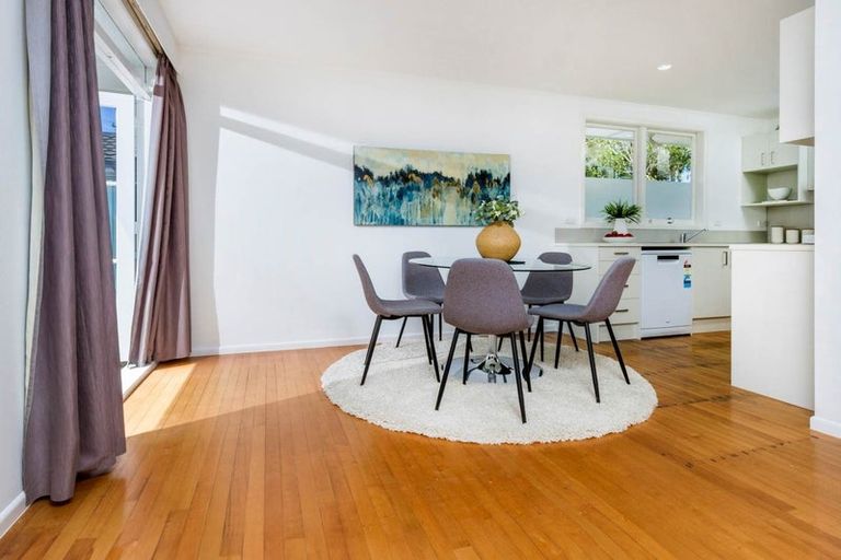 Photo of property in 1/4 Bond Crescent, Forrest Hill, Auckland, 0620