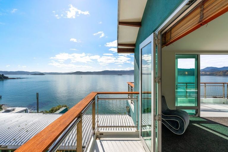 Photo of property in 365 Karaka Bay Road, Karaka Bays, Wellington, 6022