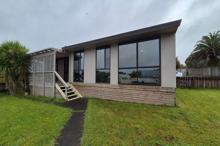 Photo of property in 1/29 Devonshire Road, Unsworth Heights, Auckland, 0632