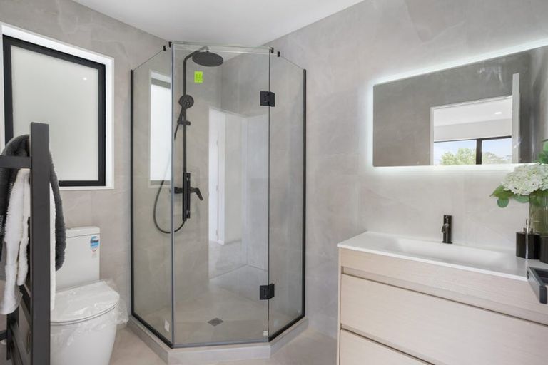 Photo of property in 21b Pipitea Place, Massey, Auckland, 0614