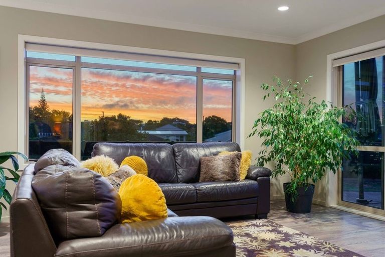 Photo of property in 12 Simpson Crescent, Raumati Beach, Paraparaumu, 5032