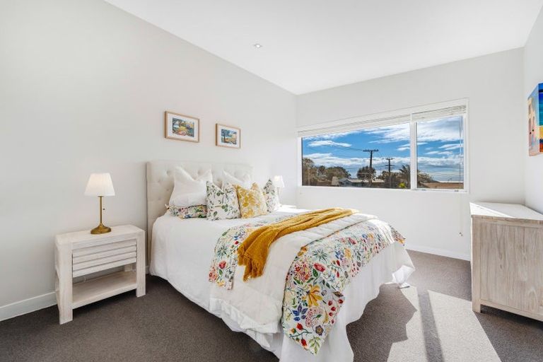 Photo of property in 33 Luplau Crescent, Cockle Bay, Auckland, 2014
