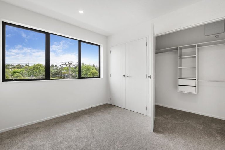 Photo of property in 8/94 Godley Road, Green Bay, Auckland, 0604