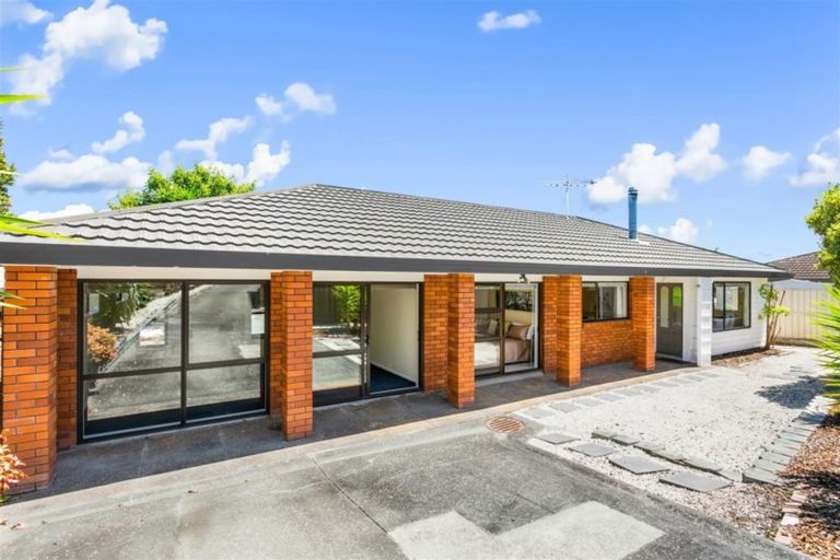 Photo of property in 2/16 Matisse Drive, West Harbour, Auckland, 0618