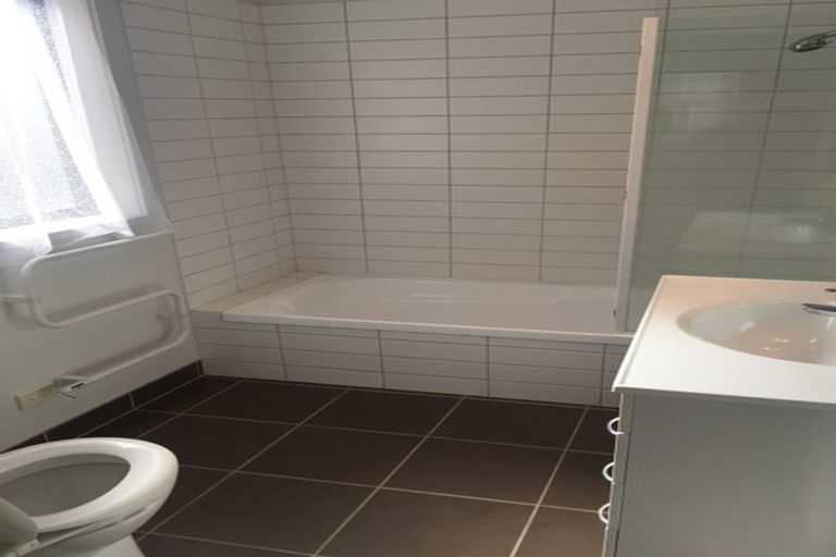 Photo of property in 3a Andover Way, Goodwood Heights, Auckland, 2105