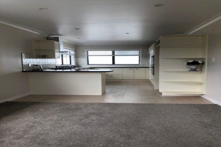 Photo of property in 2/42 Aberdeen Road, Campbells Bay, Auckland, 0620