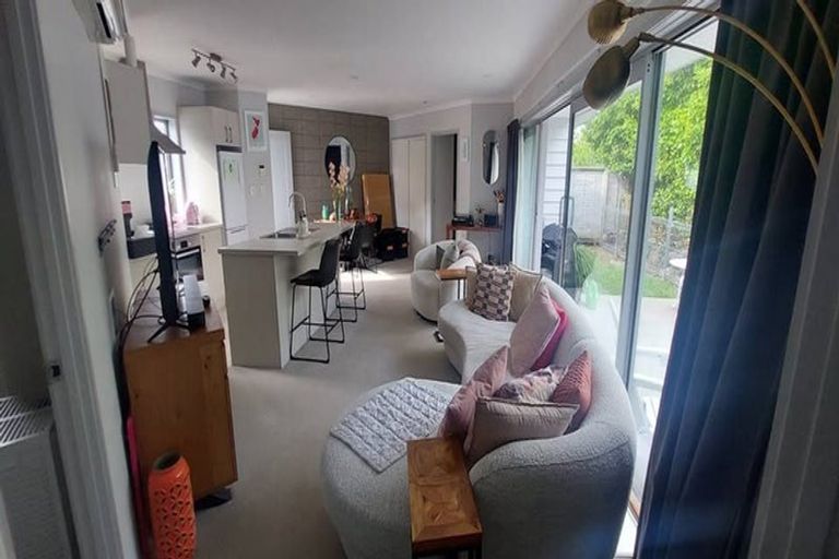 Photo of property in 2/925 Whangaparaoa Road, Manly, Whangaparaoa, 0930