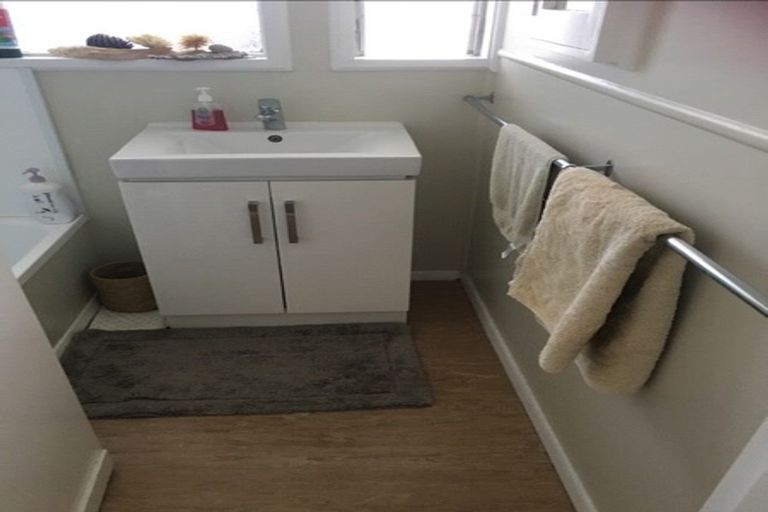 Photo of property in 1/47 Luckens Road, West Harbour, Auckland, 0618