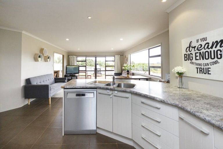 Photo of property in 28 Johnstone Drive, Fitzherbert, Palmerston North, 4410