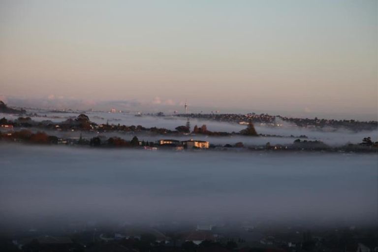 Photo of property in 17 Pitlochry Place, Highland Park, Auckland, 2010