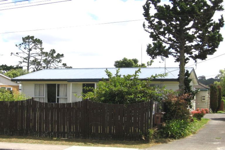 Photo of property in 1/27 Sunnyhaven Avenue, Beach Haven, Auckland, 0626