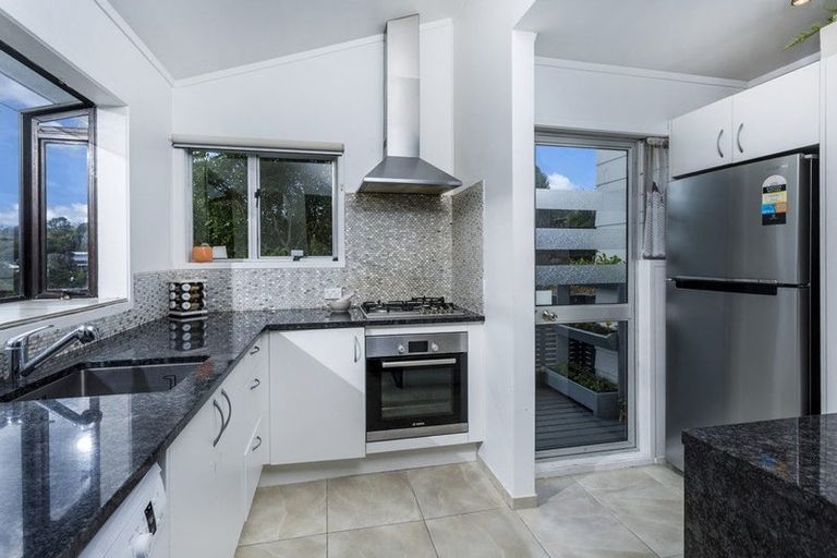 Photo of property in 11 Beaudine Avenue, Glenfield, Auckland, 0629