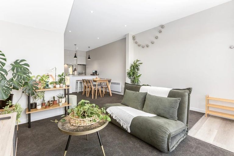 Photo of property in 2/6 Oswald Crescent, Paparangi, Wellington, 6037