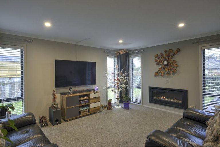 Photo of property in 2 Devon Lane, Carterton, 5713