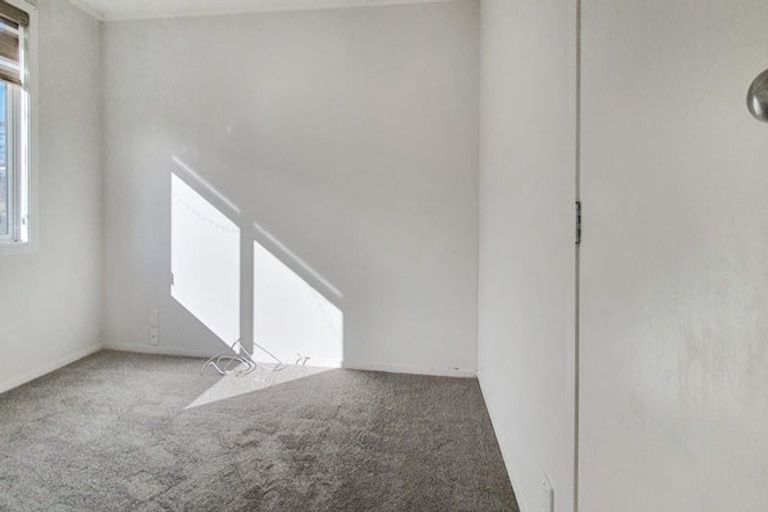 Photo of property in 28 Middlemore Crescent, Papatoetoe, Auckland, 2025