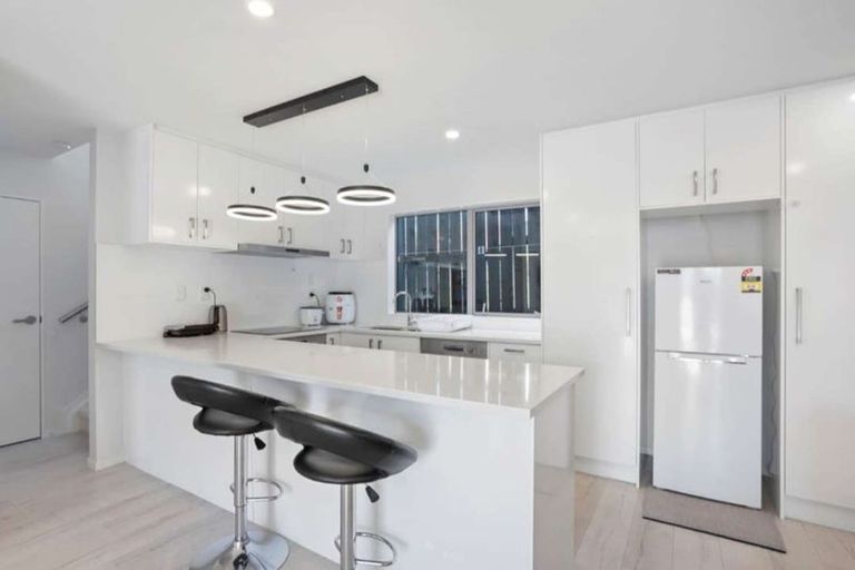 Photo of property in 4035c Great North Road, Glen Eden, Auckland, 0602