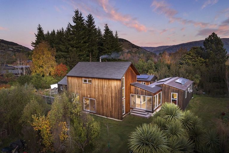 Photo of property in 2 Wineberry Lane, Wanaka, 9305