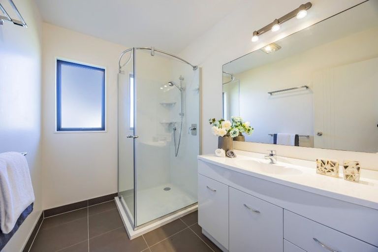 Photo of property in 13 Knightsbridge Drive, Forrest Hill, Auckland, 0620