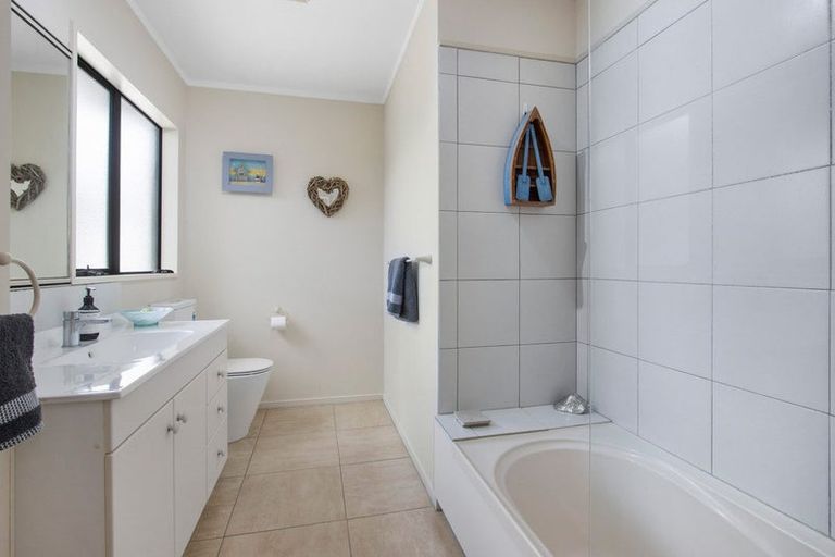 Photo of property in 35 Links View Drive, Omokoroa, 3114