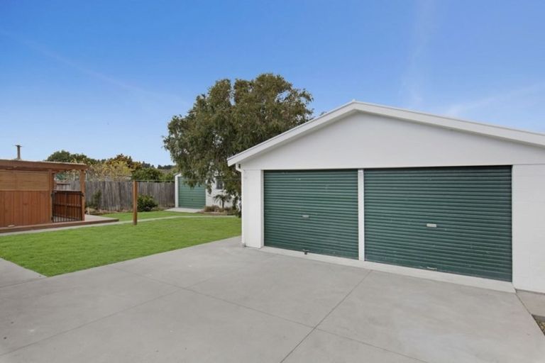 Photo of property in 6 Quebec Place, Wainoni, Christchurch, 8061