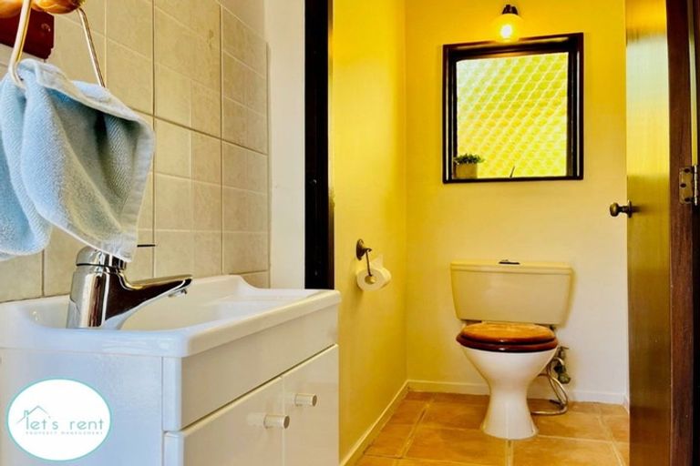 Photo of property in 11 Walter Strevens Drive, Conifer Grove, Takanini, 2112