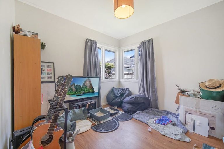 Photo of property in 5 Shamrock Lane, Te Atatu Peninsula, Auckland, 0610