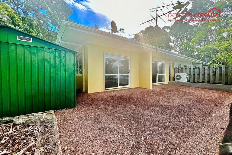 Photo of property in 2/22 Chivalry Road, Glenfield, Auckland, 0629