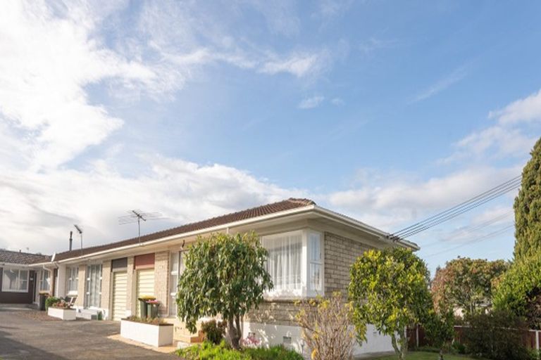 Photo of property in 2/52 Wallace Road, Papatoetoe, Auckland, 2025