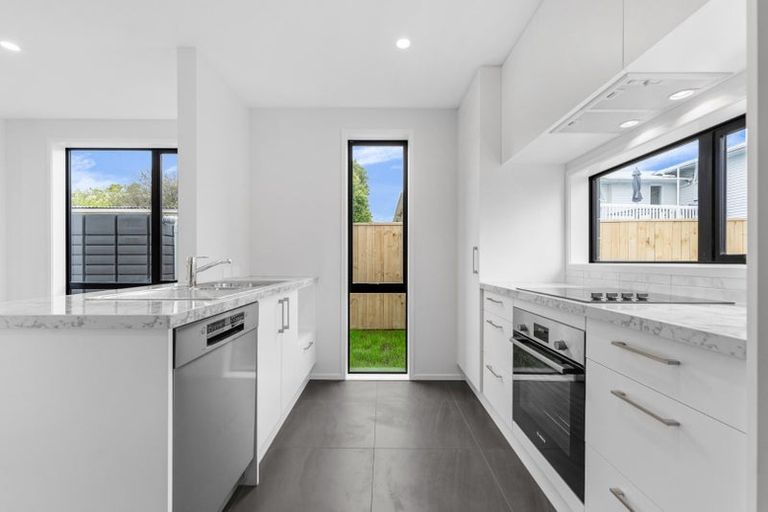 Photo of property in 66e Royal View Road, Te Atatu South, Auckland, 0610