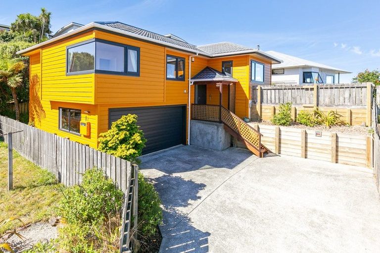 Photo of property in 15b Dargle Way, Island Bay, Wellington, 6023