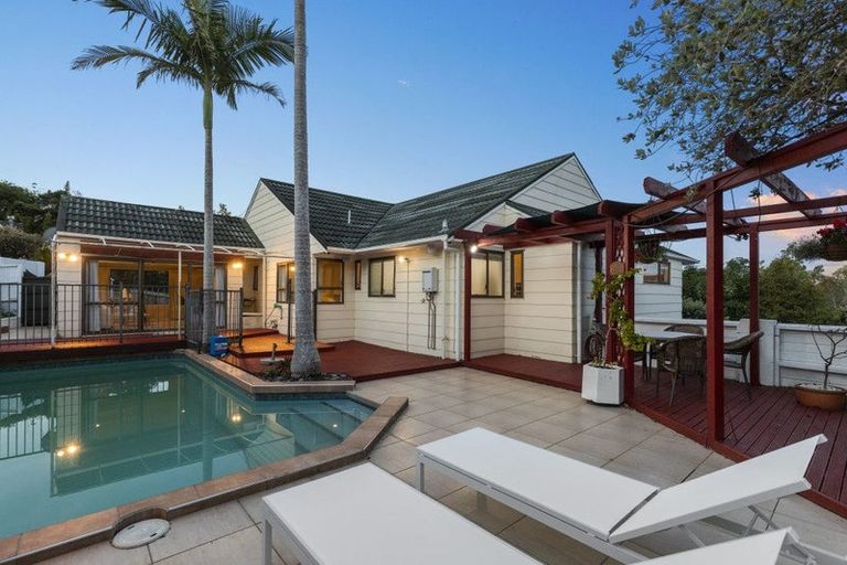 Photo of property in 203 Chelsea View Drive, Chatswood, Auckland, 0626