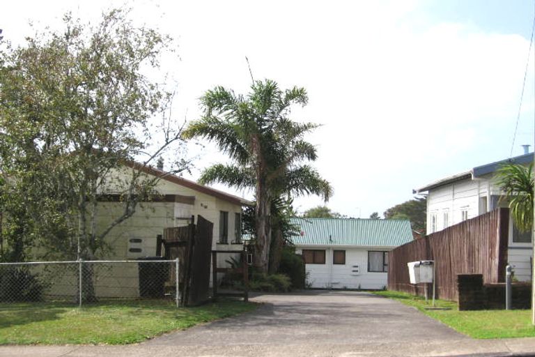 Photo of property in 3/92 Awaroa Road, Sunnyvale, Auckland, 0612